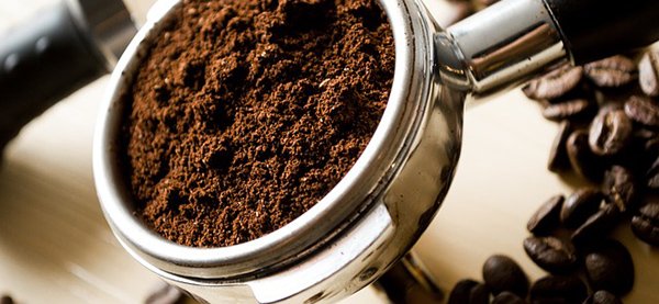 NETTOYER, ENTRETENIR VERRE ET CRISTAL (NOS ASTUCES) 5 cafe grains cafeine boisson chaude tasse 03