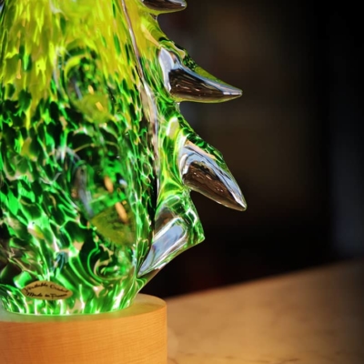 sculpture sapin en cristal sur socle lumineux
