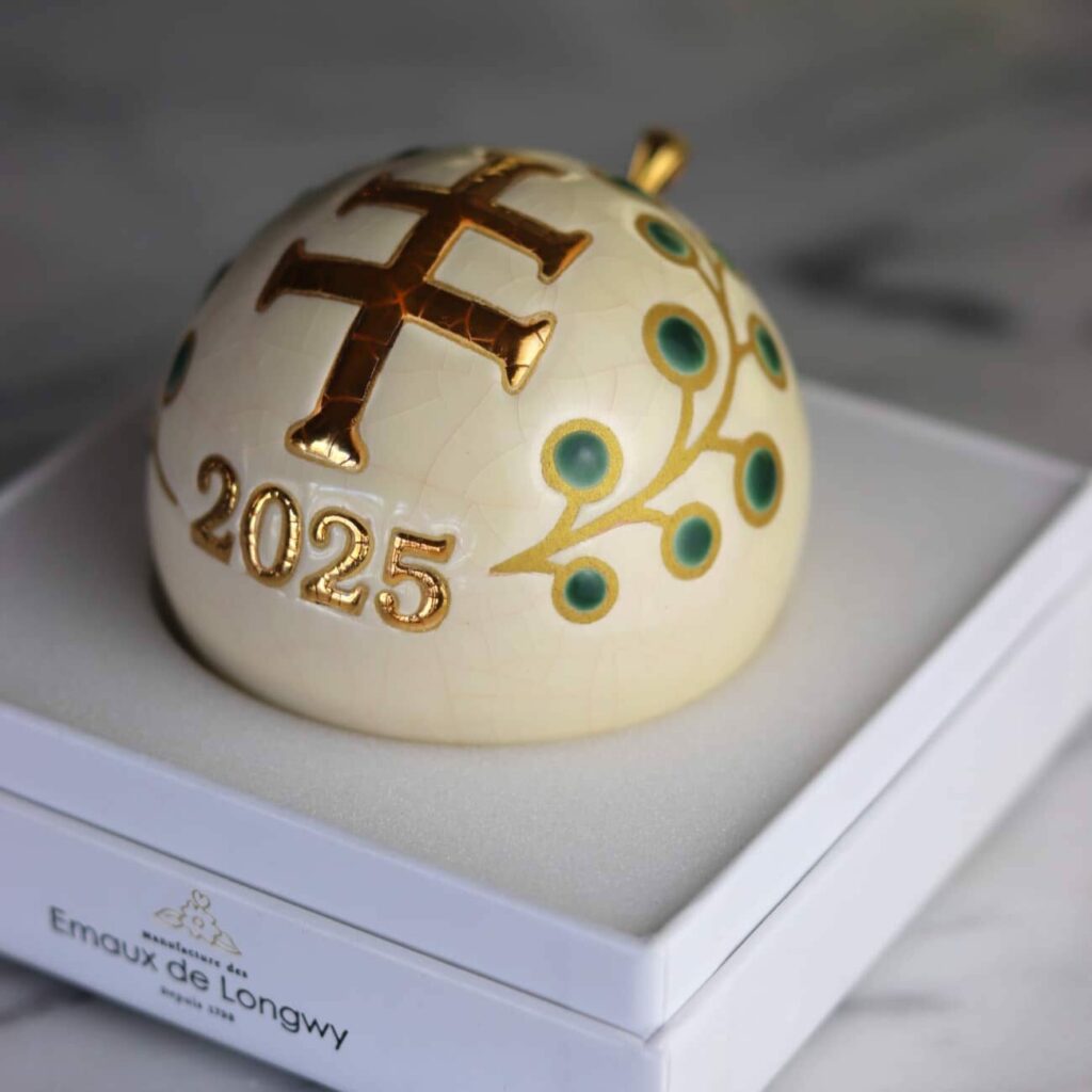 boule-noel-longwy-2025-croix-de-lorraine-or